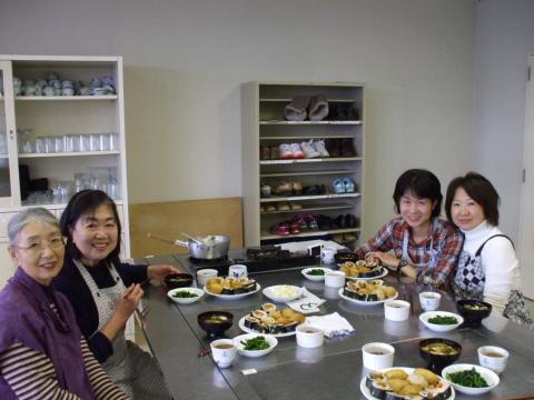 日本文化教室で試食の様子