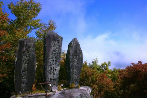 3つの石碑の写真