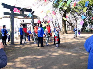 奉納される獅子舞の様子の写真