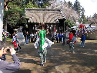 3匹の獅子の舞いの様子の写真