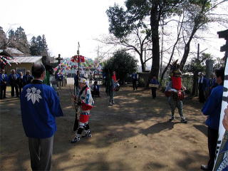獅子舞を演じる中学生の様子の写真