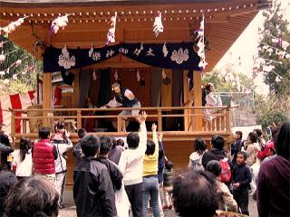 下南室神楽と観客の様子の写真