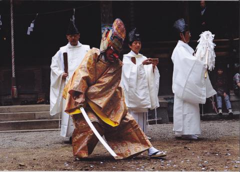 諏訪神社太々神楽（すわじんじゃだいだいかぐら）の様子の写真