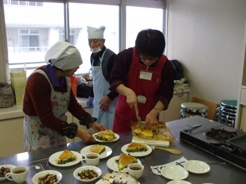 野菜のタルトを作っている様子