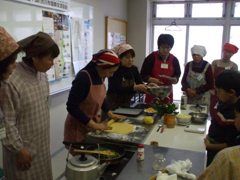 豆のサラダを作っている様子