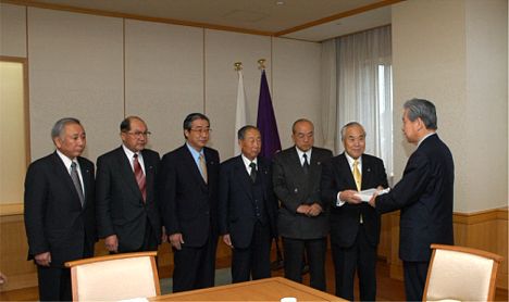 写真：群馬県知事に合併申請書を手渡す6市町村長