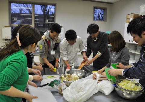 男女で鍋を作る様子