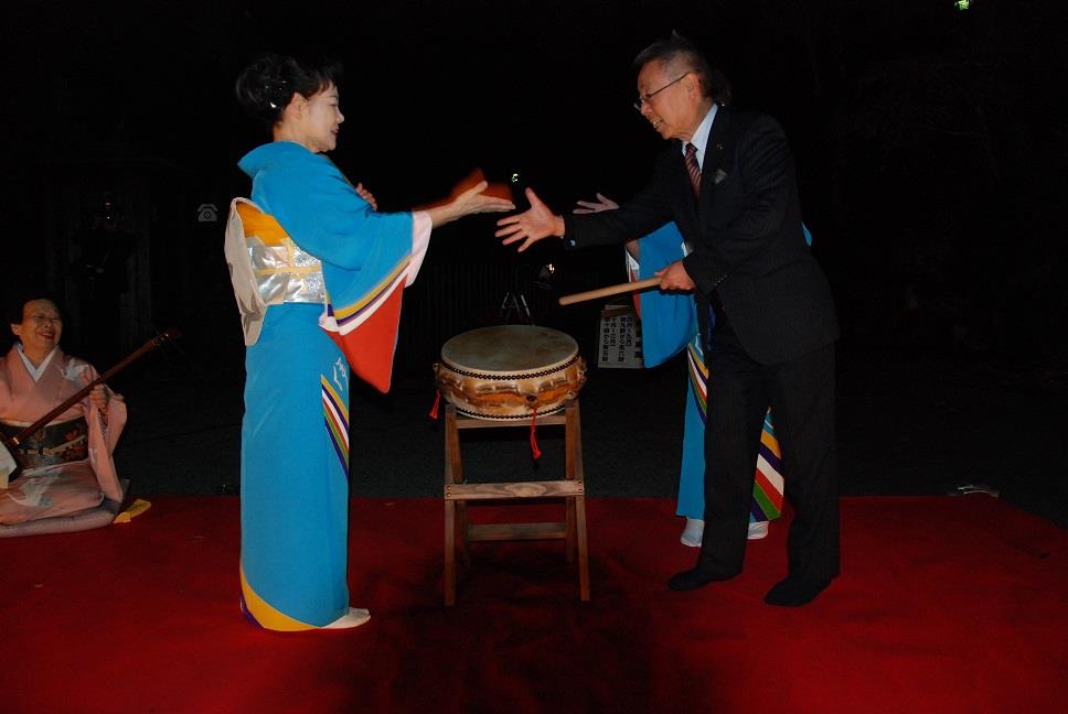 紅葉ライトアップと芸妓体験の写真1