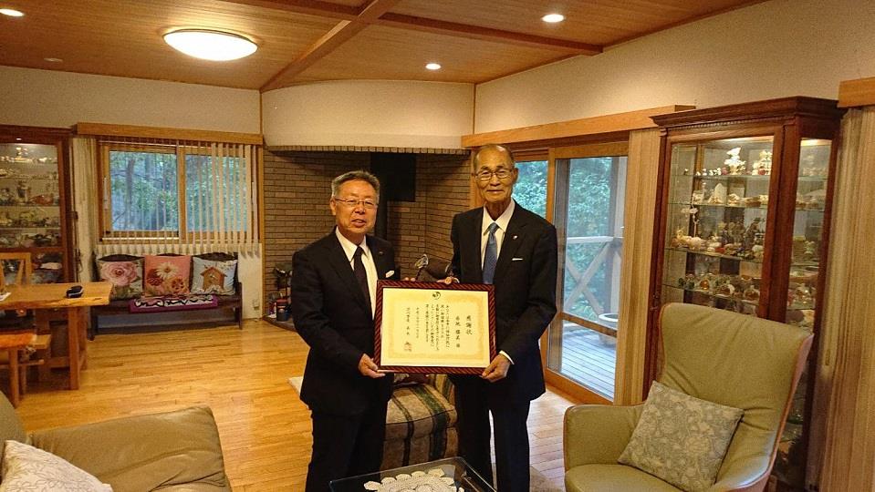 赤地勝美氏 感謝状の贈呈の写真