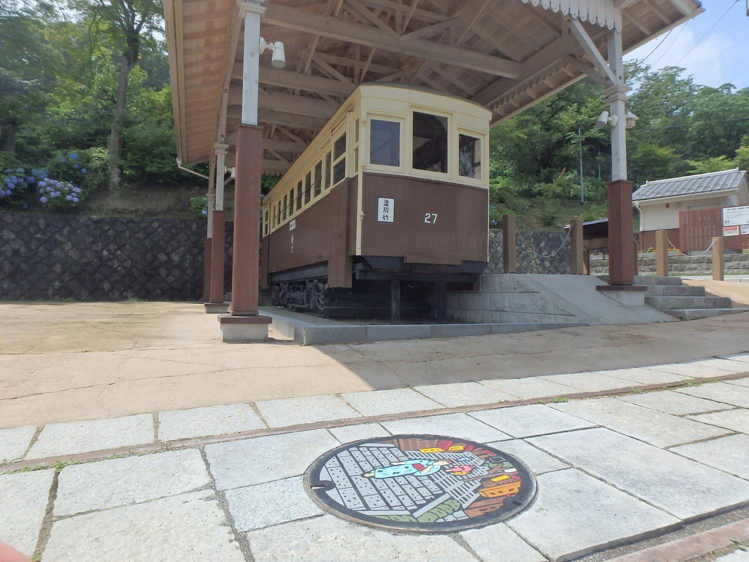 路面電車前マンホール