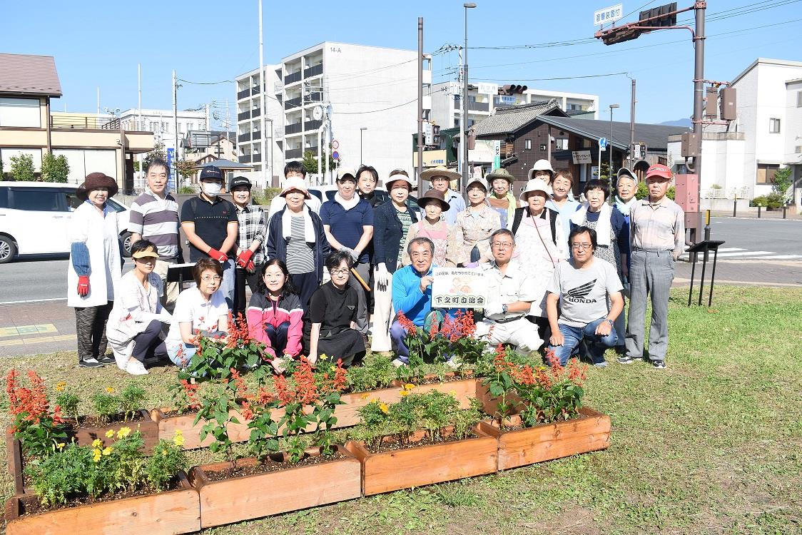 下ノ町花植えの写真2