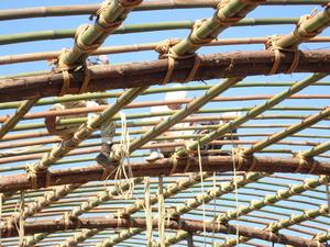 母屋竹と垂木竹の縄結束の写真