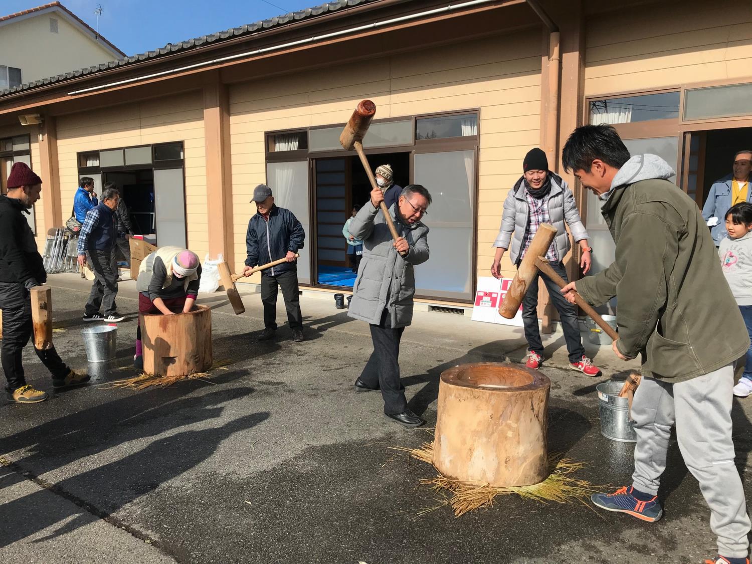 3世代ふれあい餅つき大会の写真1