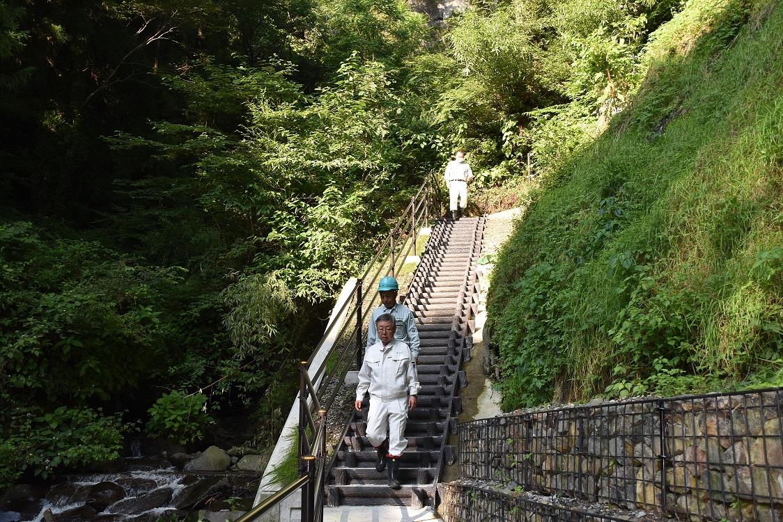 棚下遊歩道の現地視察の写真1