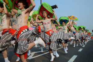 へそ踊りの様子の写真