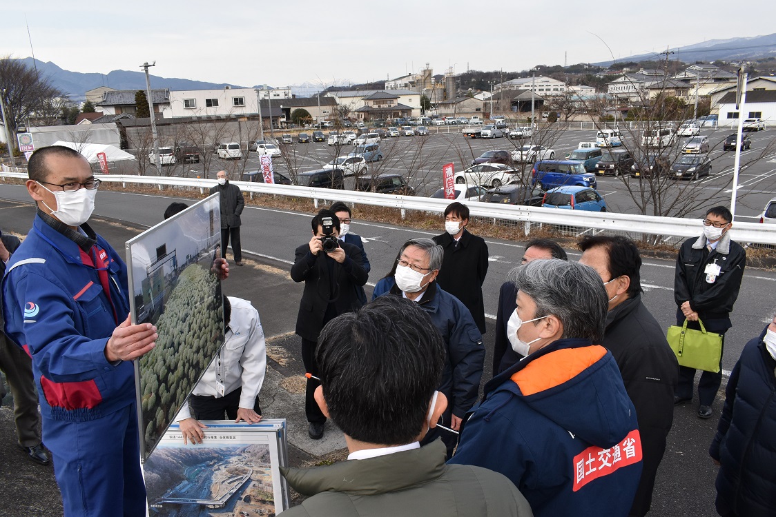 赤羽前国土交通大臣中村交差点視察2