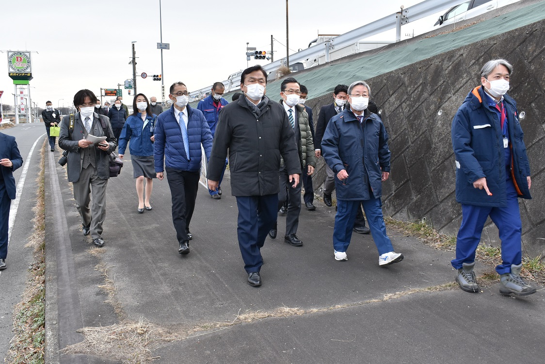 赤羽前国土交通大臣中村交差点視察3