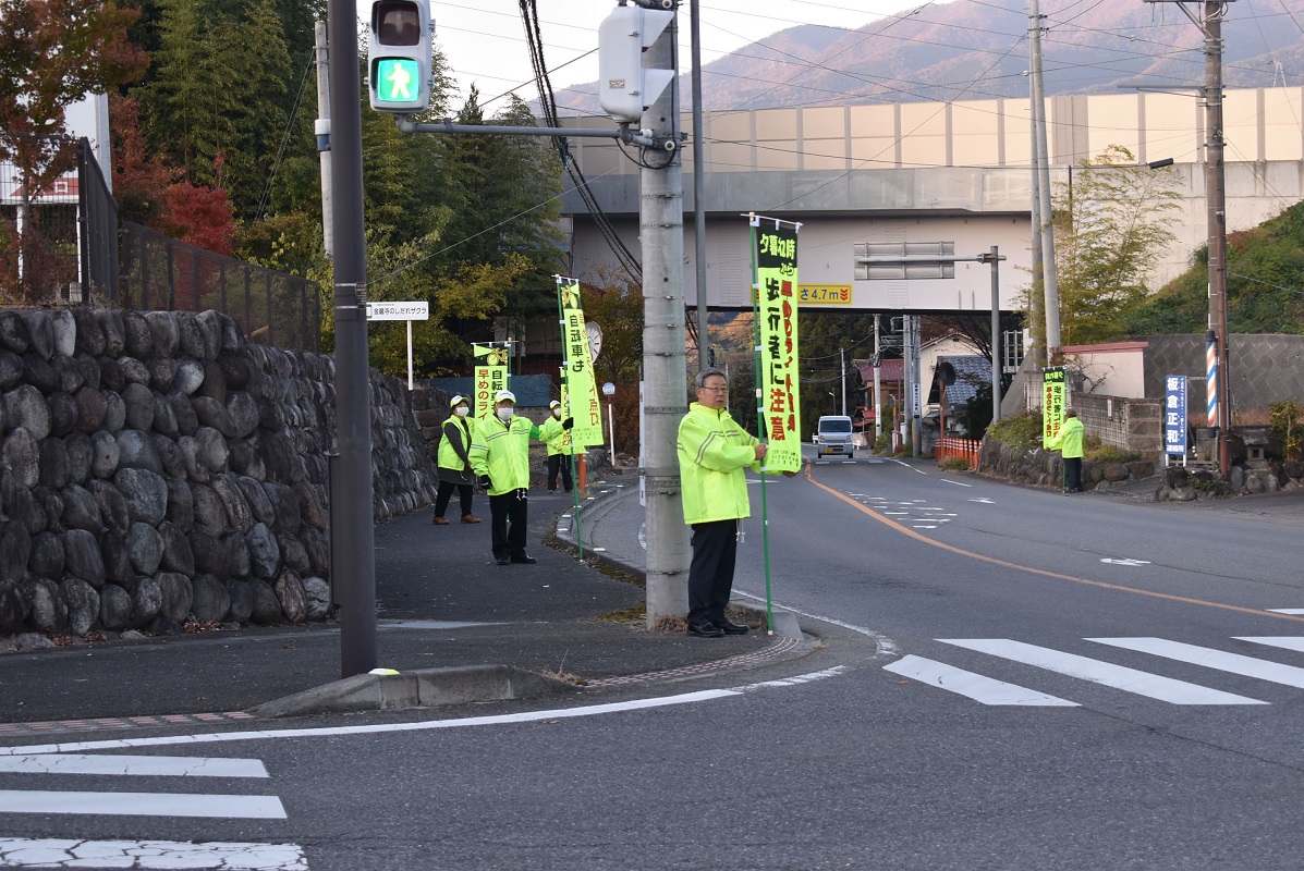 夕暮れ時の早めのライト点灯運動（金井交差点）