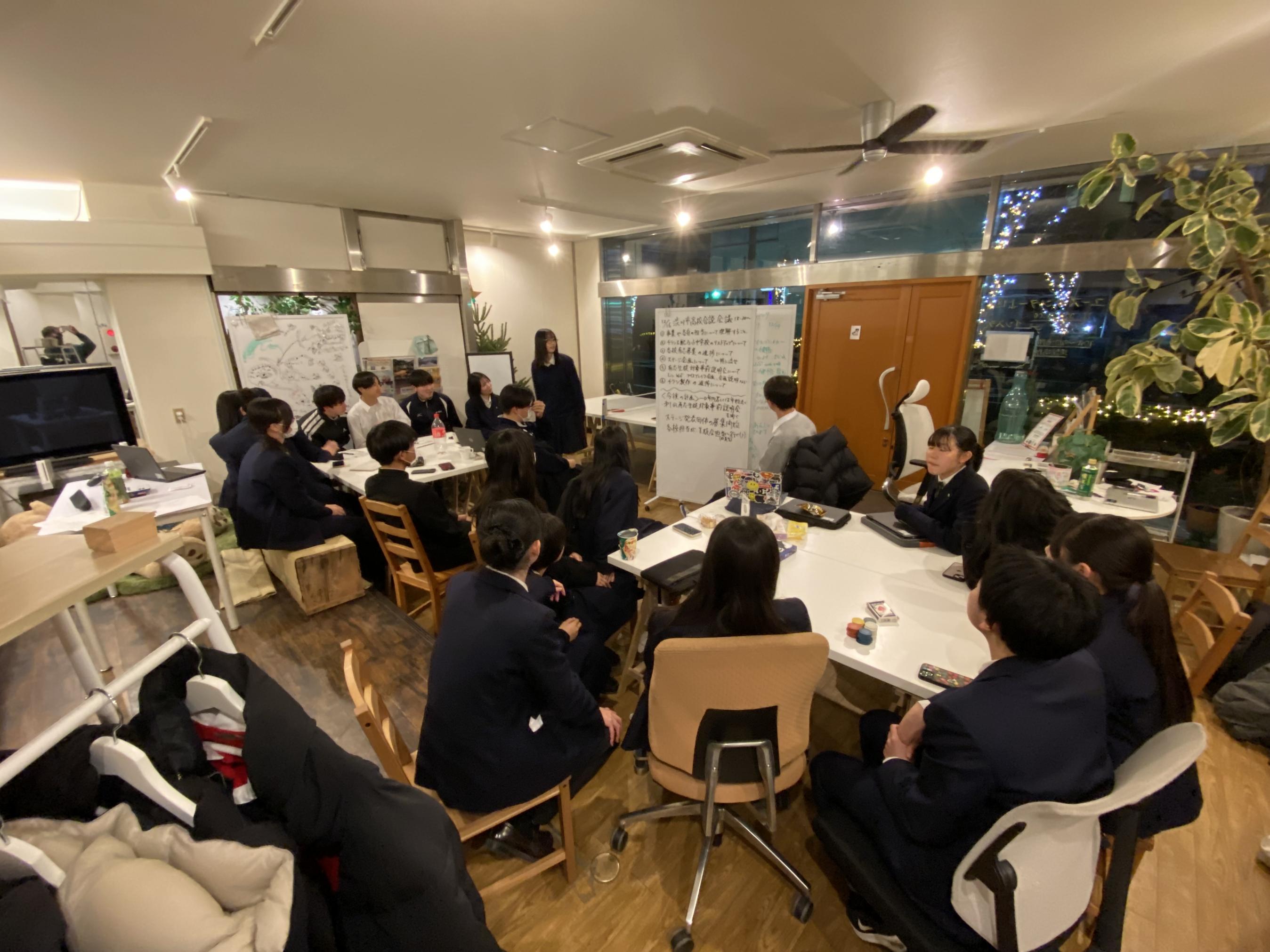 企画についての会議をしている