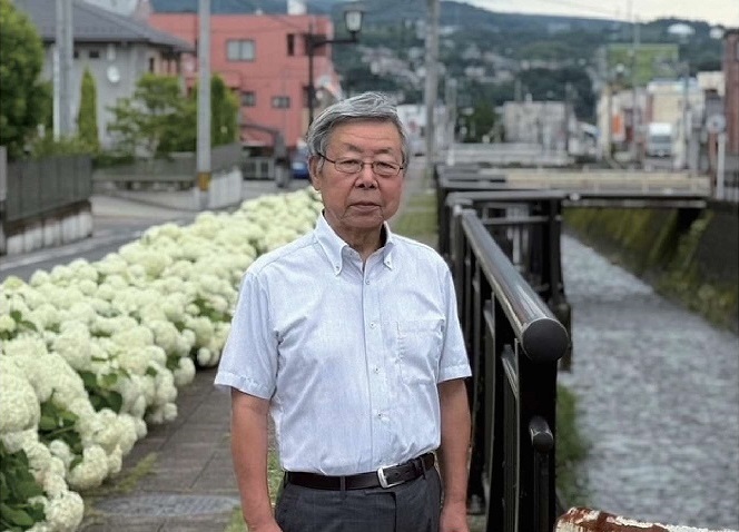 白いアジサイが咲く平沢川沿い