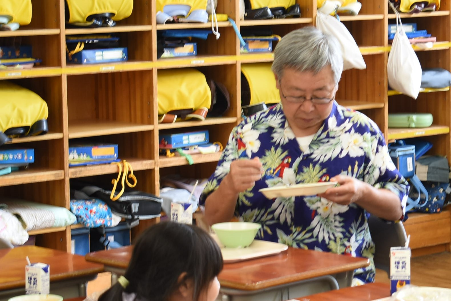 学校給食でのハワイメニューの提供（長尾小学校）