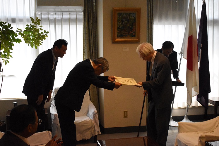 池田名誉館長感謝状贈呈1