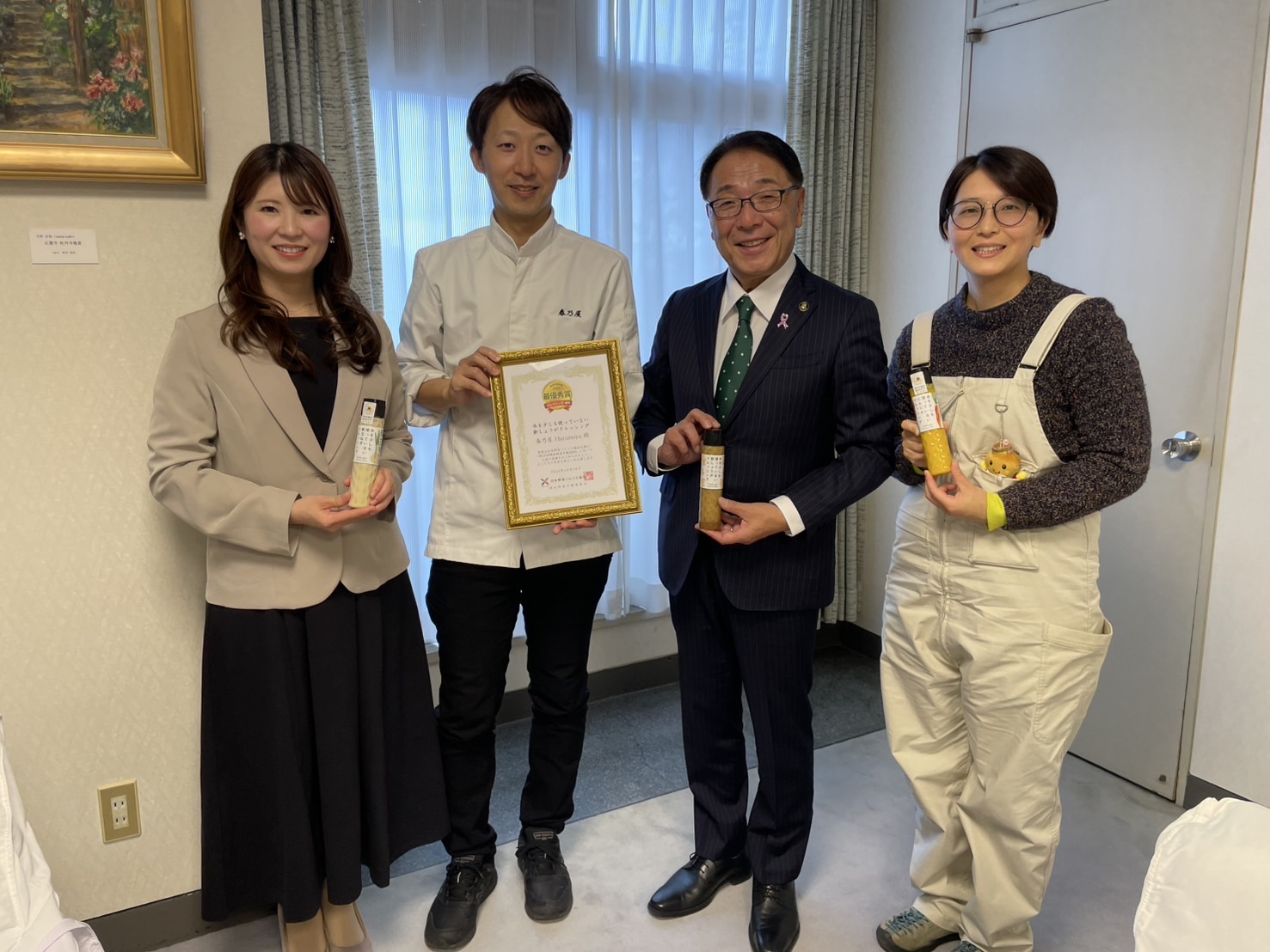ドレッシング選手権で最高金賞を受賞した春乃屋さんの市長表敬訪問 ドレッシング選手権で最高金賞を受賞した春乃屋さんの市長表敬訪問