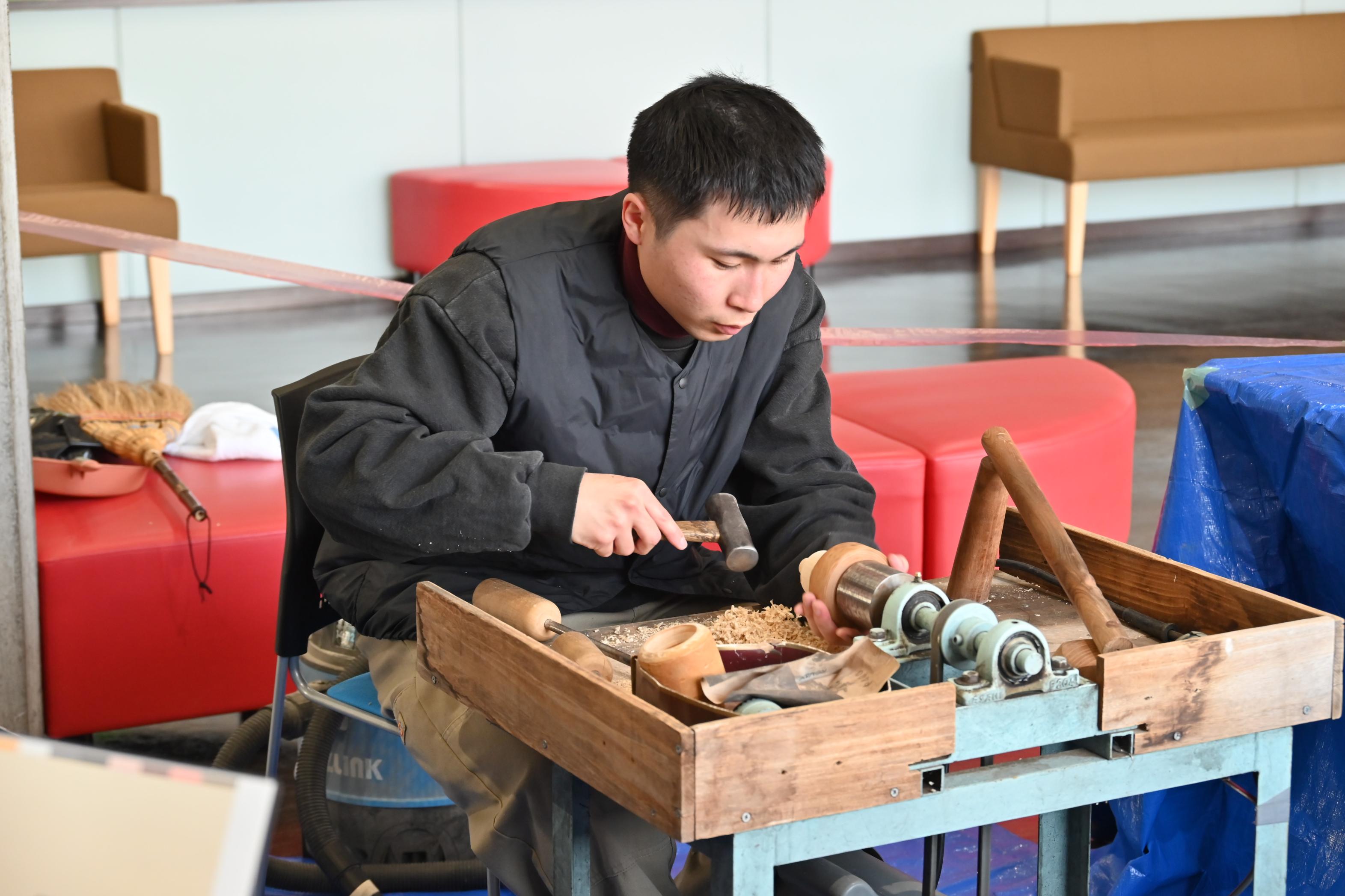 小川隊員こけし制作実演