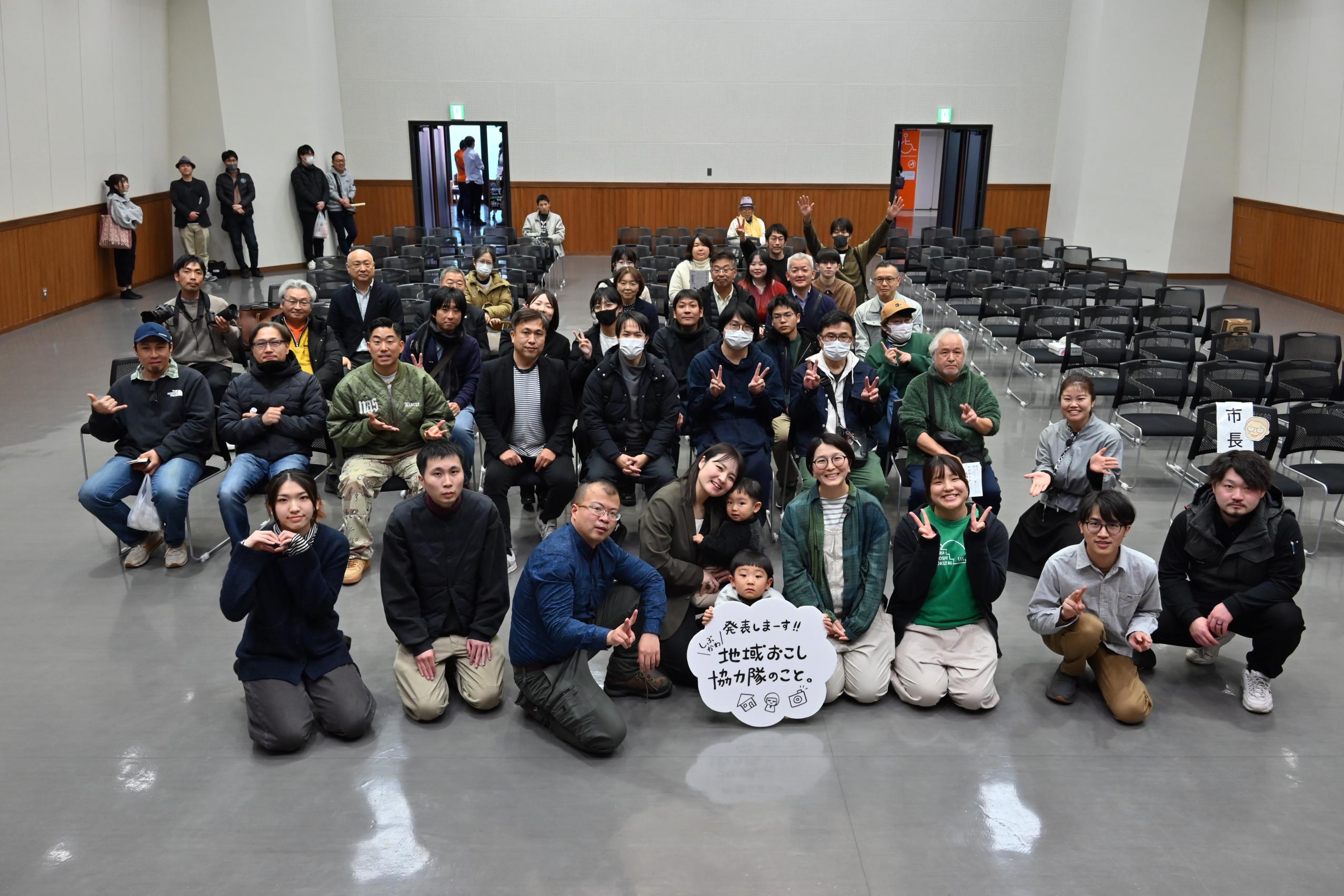 来場者の皆さんと記念写真