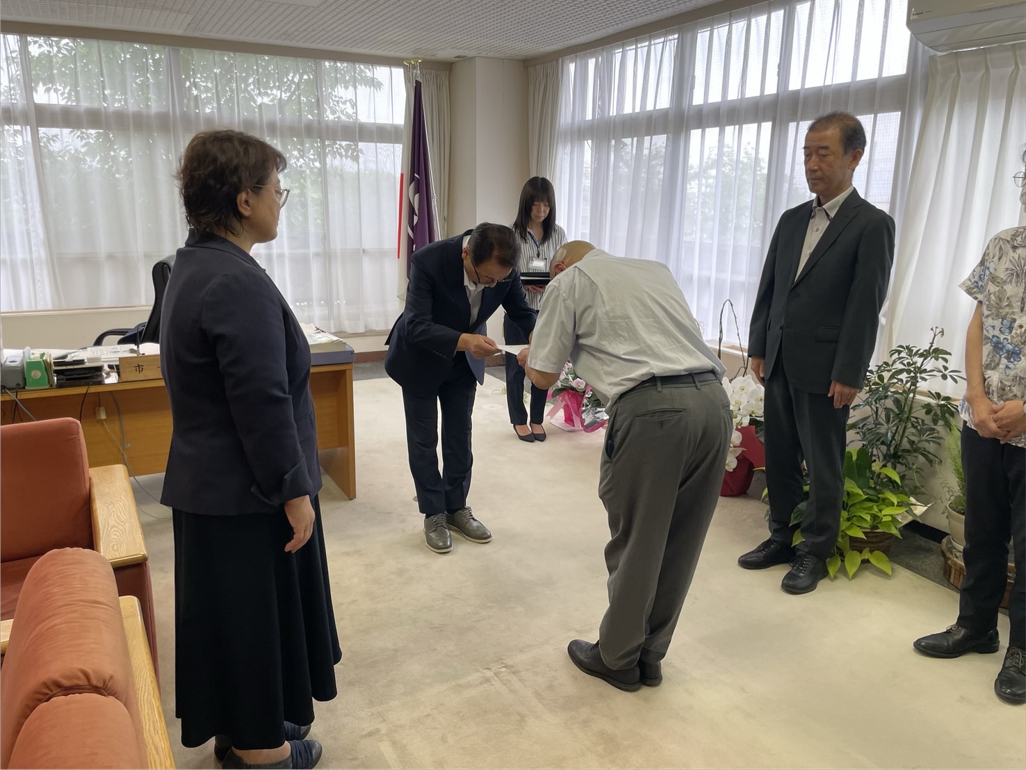 退職者への辞令交付.jpeg 退職者への辞令交付.jpeg