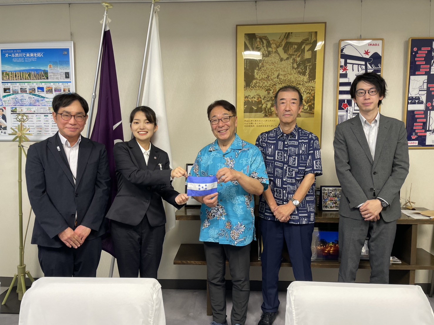 JICA海外協力隊荒井奏美さんによる市長表敬訪問.jpeg JICA海外協力隊荒井奏美さんによる市長表敬訪問.jpeg