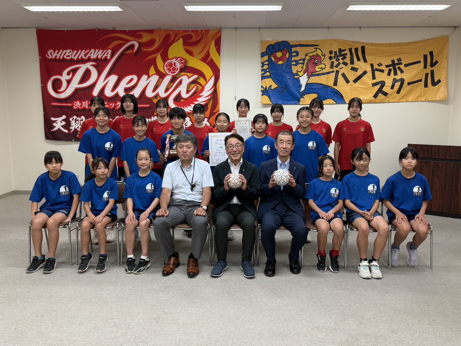 渋川ハンドボールスクール・渋川フェニックス全国大会出場に伴う市長表敬訪問.jpeg 渋川ハンドボールスクール・渋川フェニックス全国大会出場に伴う市長表敬訪問.jpeg