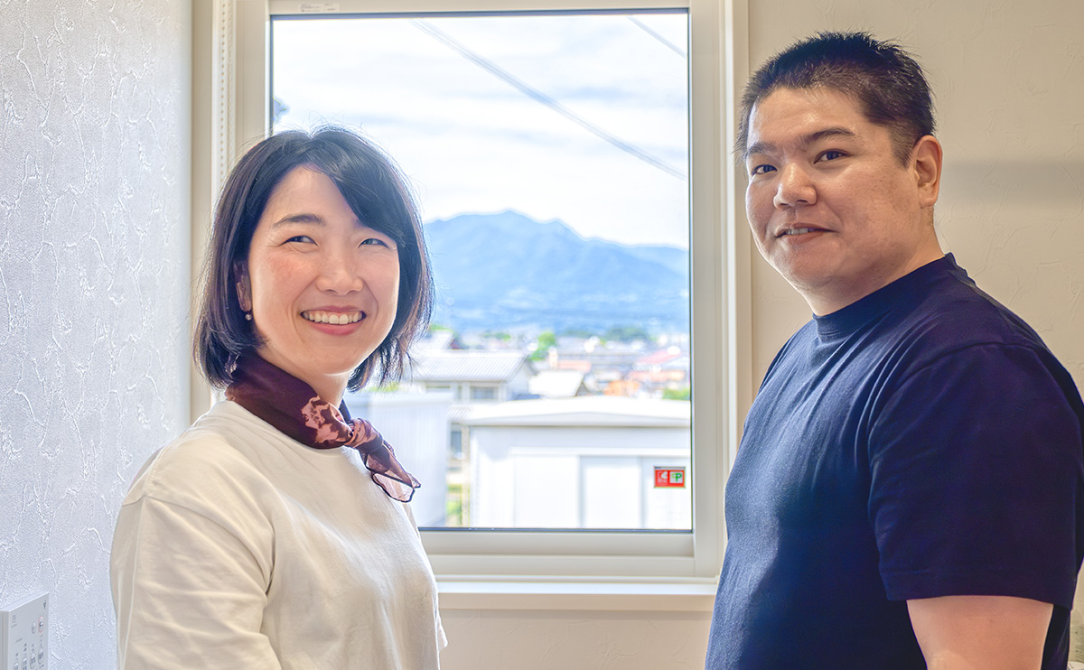 太田渉子さん、太田洋時さん夫妻と出窓から見える山 太田渉子さん、太田洋時さん夫妻と出窓から見える山