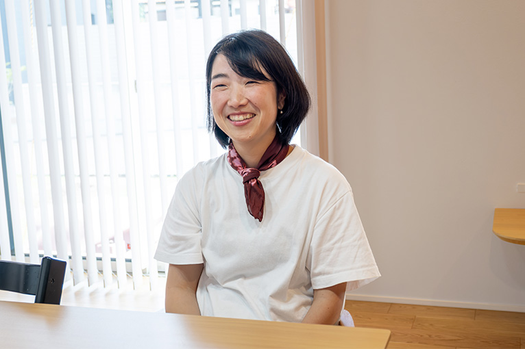 渉子さんが笑顔で話されている様子 渉子さんが笑顔で話されている様子