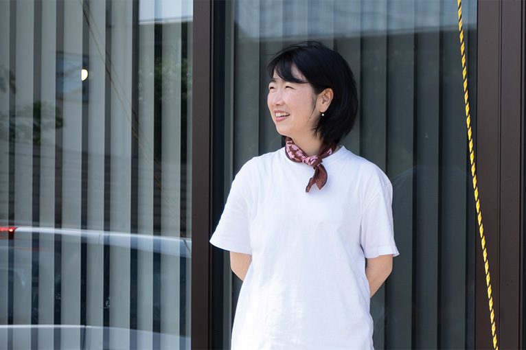 自宅の前に立つ渉子さん 自宅の前に立つ渉子さん