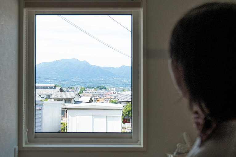 出窓から見える山を眺める渉子さん 出窓から見える山を眺める渉子さん
