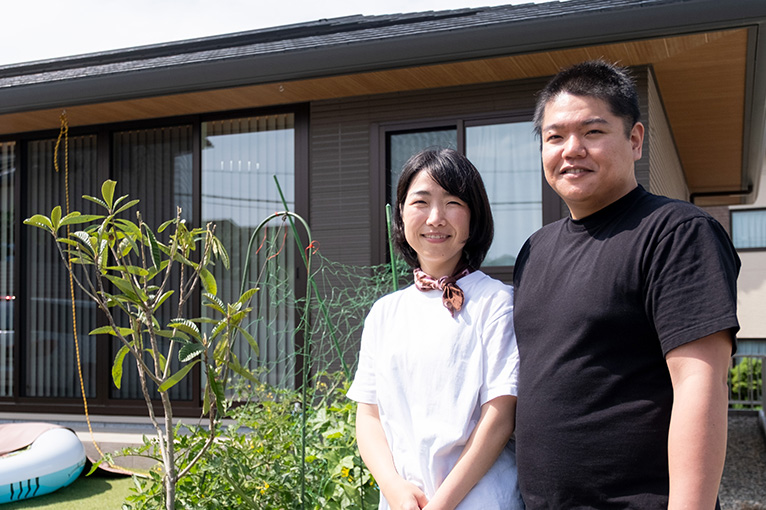 平屋の前で笑顔の太田さん夫妻 平屋の前で笑顔の太田さん夫妻