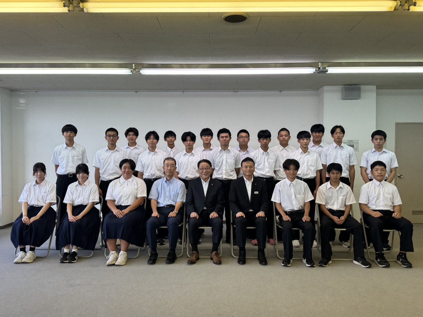 中体連関東・全国大会出場者による市長表敬訪問.jpeg 中体連関東・全国大会出場者による市長表敬訪問.jpeg