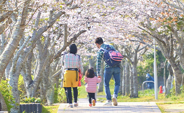 子ども連れのいる公園