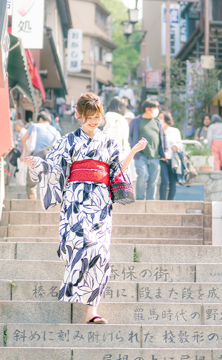 伊香保温泉石段街を下りる浴衣の女性