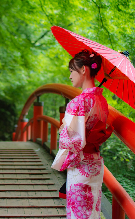 河鹿橋をあるく着物の女性と和傘